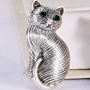 Sweet little cat broach; green zirconia eyes; silver metal; 1.3"H x .67"W; nwot